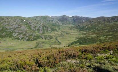 Vista del río Tera y Pena Trevinca, al fondo, en la provincia de Ourense.