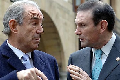 El ex presidente del Gobierno vasco Carlos Garaikoetxea conversa con el <i>lehendakari</i> Juan José Ibarretxe.