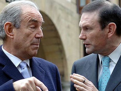 El ex presidente del Gobierno vasco Carlos Garaikoetxea conversa con el <i>lehendakari</i> Juan José Ibarretxe.