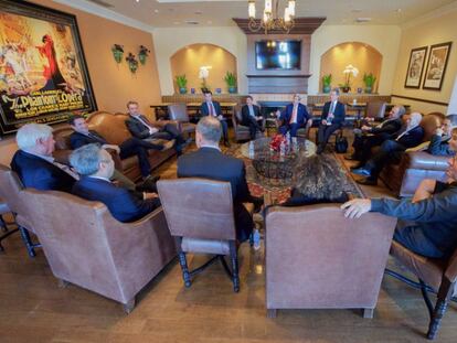 John Kerry (al fondo con corbata naranja) y los directivos de los principales estudios de Twitter durante su reuni&oacute;n.