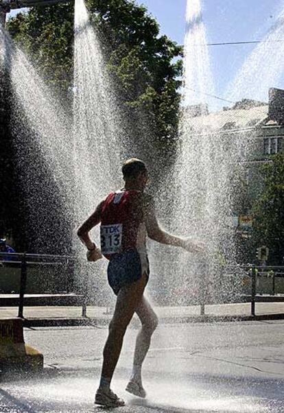 Serguéi Kirdyapkin pasa bajo unas duchas refrescantes camino del triunfo.