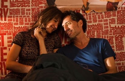 Sophie Marceau y Gad Elmaleh en un fotograma de 'La felicidad nunca viene sola'.
