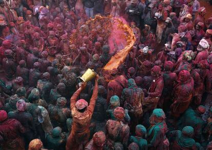 Un hombre lanza agua de color mientras se celebra el festival Holi en Nandgaon (India), el 28 de febrero de 2015.