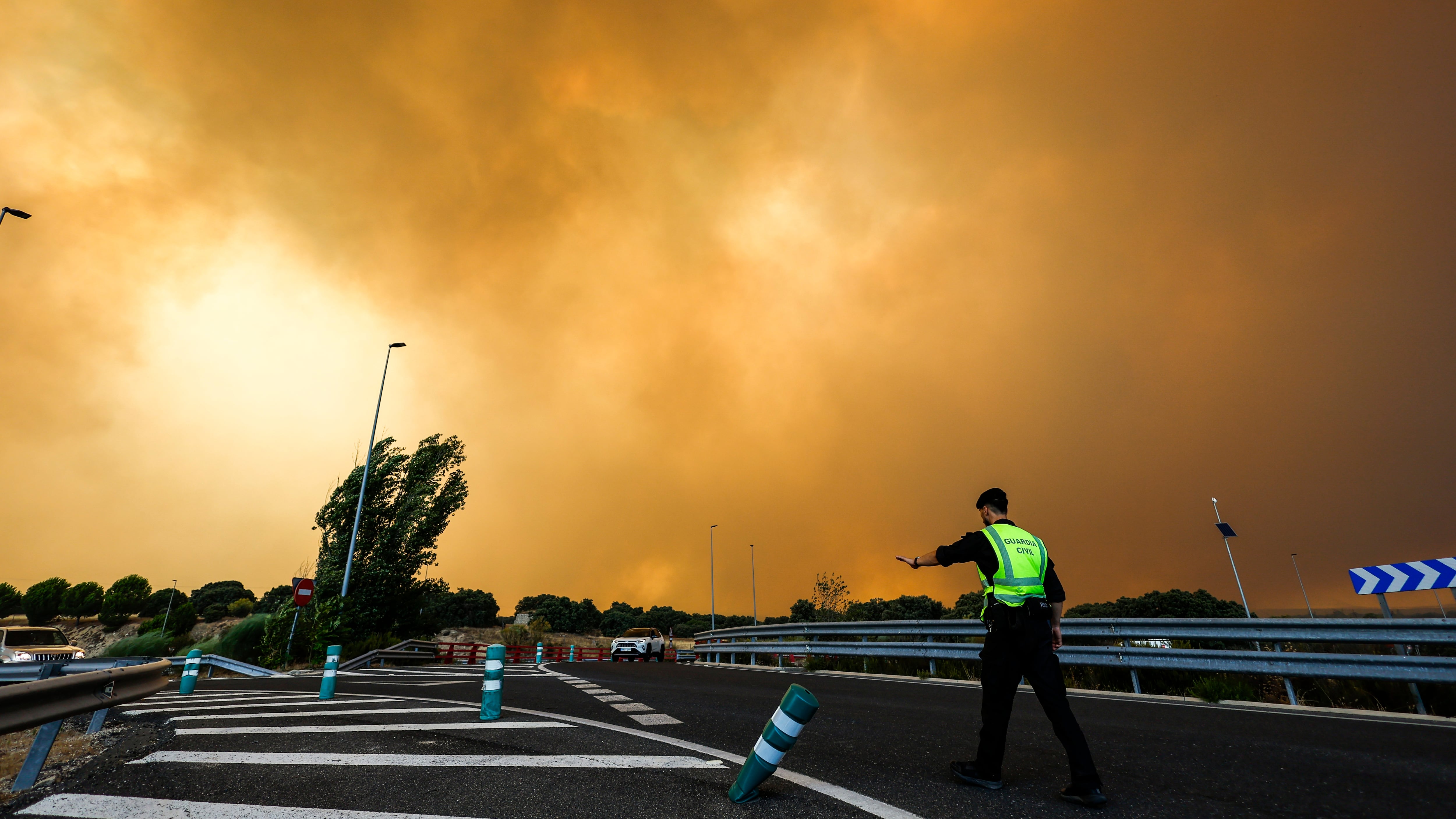Los incendios de Madrid y Ávila afectan ya a 45.000 hectáreas y obligan a evacuar o confinar a más de 88.500 personas