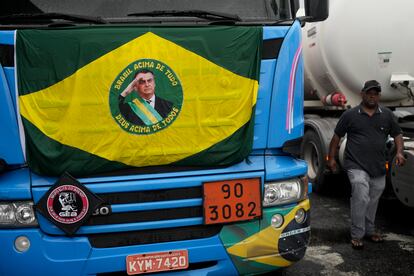 Un camión decorado con una bandera brasileña con la imagen del presidente Jair Bolsonaro al centro. 