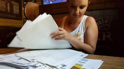 Ramona María Timaru muestra papeles judiciales, el sábado en una cafetería de Zaragoza.