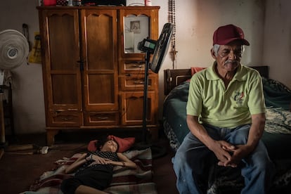 Andrea Zapata Morales y su padre Andrés Zapata Rebolledo reposan en su casa.