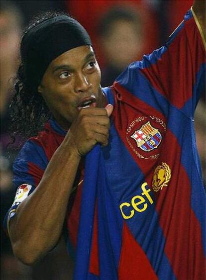 Ronaldinho celebra uno de sus goles ante el Betis