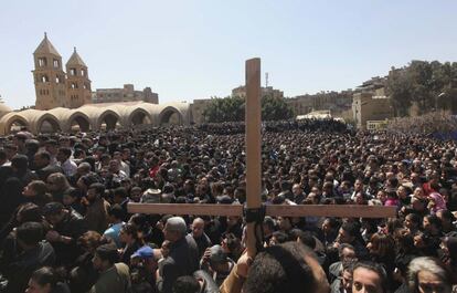 Cristianos egipcios, reunidos en el exterior de la catedral Abassiya de El Cairo.