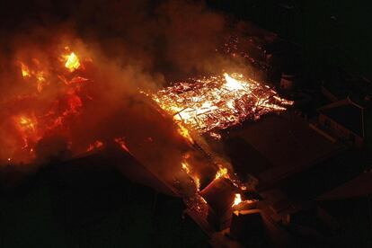 Las imágenes de televisión tomadas en el medio de la noche mostraron grandes llamas anaranjadas que invaden el complejo histórico, ubicado en una colina con vistas a Naha, la capital de Okinawa. No se han producido víctimas, según los bomberos.