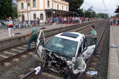 Estado en que quedó el turismo tras precipitarse contra un tren y ser arrastrado por el convoy unos 100 metros.