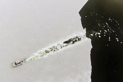 Un barco rompe la capa de hielo formada en el puerto de Marion en Massachusets.