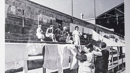 Las mujeres destinaron las gradas del estadio de Montjuïc para tender la ropa. Los niños lo utilizaban como otro lugar donde jugar. Una foto de la exposición 'Barça, més que un club. Montjuïc, estadi refugi'.