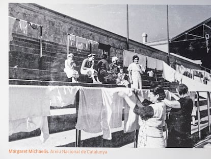 Las mujeres destinaron las gradas del estadio de Montjuïc para tender la ropa. Los niños lo utilizaban como otro lugar donde jugar. Una foto de la exposición 'Barça, més que un club. Montjuïc, estadi refugi'.