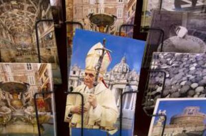 Detalle de una postal del papa Benedicto XVI a la venta en un quiosco en el Vaticano mientras Benedicto hace su primera aparición pública tras anunciar que renunciará al papado el 28 de febrero, durante la audiencia pública de los miércoles, en la Ciudad del Vaticano, hoy.