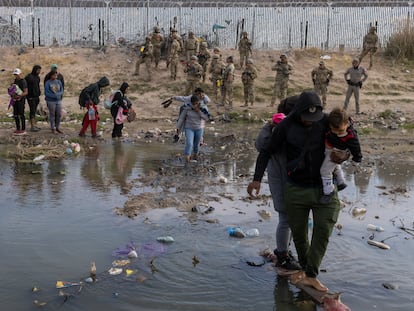 La Guardia Nacional de Texas dispersa con gas pimienta a migrantes que acampan cerca del Río Grande en la frontera con Ciudad Juárez (México), en abril de 2024.