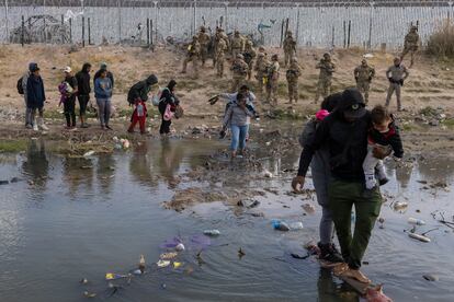 Fuerzas de seguridad texanas utilizan gas pimienta para dispersar migrantes en la frontera con Ciudad Juárez, el 20 de abril.