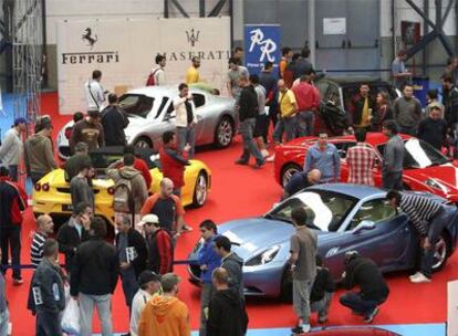 Un grupo de empleados del sector del metal en la feria del automóvil en Vigo, donde irrumpieron a modo de protesta.