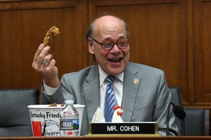 El representante Steve Cohen come una pieza de pollo de la cadena Kentucky Fried Chicken en el Capitolio en Washington (EE UU), el 2 de mayo de 2019. Cohen realizó el acto para burlarse de la negativa del fiscal general William P. Barr de asistir a una audiencia del Comité Judicial de la Cámara de Representantes sobre "La investigación del Departamento de Justicia sobre la interferencia de Rusia en la elección presidencial de 2016".