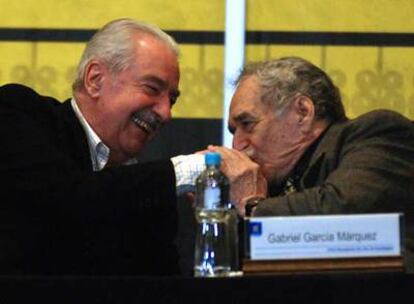 Gabriel García Márquez besa la mano a Álvaro Mutis, homenajeado ayer en la Feria del Libro de Guadalajara.