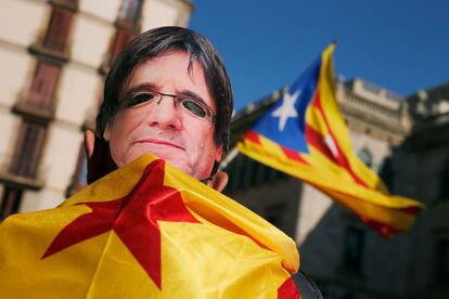 Un manifestant amb una careta de Puigdemont.