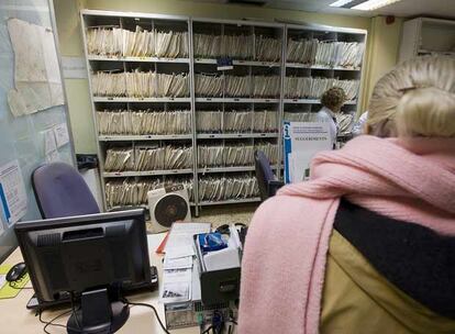 Miles de expedientes de pacientes, junto a un calefactor, en la entrada del CAP de Consell de Cent.