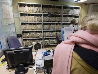 Miles de expedientes de pacientes, junto a un calefactor, en la entrada del CAP de Consell de Cent.