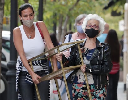 Inés Sastre en compañía de una amiga a mediados de septiembre en Madrid.