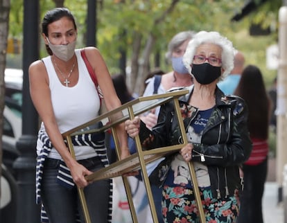 Inés Sastre en compañía de una amiga a mediados de septiembre en Madrid. 