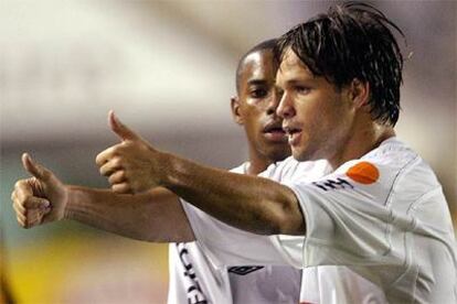 Diego celebra junto a Robinho un gol conseguido con el Santos.