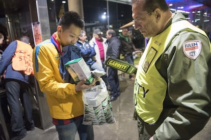 Controles de seguretat en el Camp Nou, abans d'un Barça-Roma.