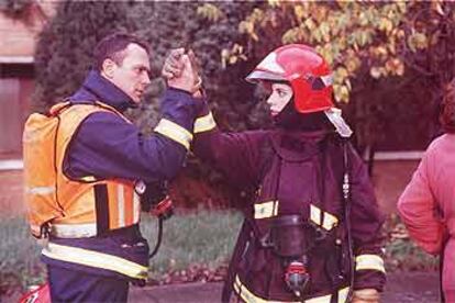 José Coronado y Maribel Verdú, caracterizados como bomberos en <i>Código Fuego.</i>