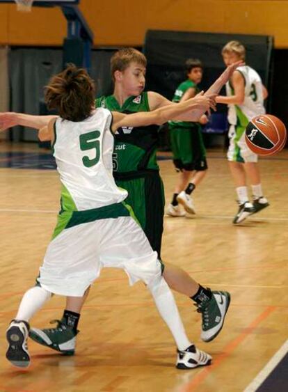 Jofresa (DKV) lucha por un balón con Sabonis (Unicaja) al fondo