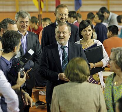 El consejero Alejandro Font de Mora, ayer, en el colegio público 9 d'Octubre.