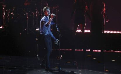 Shawn Mendes interpreta su éxito 'If I Can't Have You' durante su actuación en los MTV Music Awards.