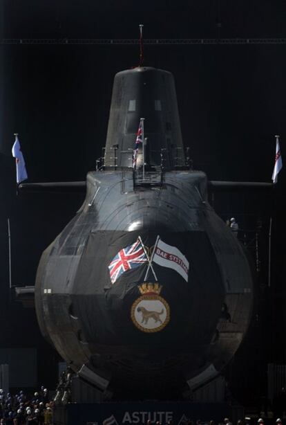 El  submarino nuclear de la Real Armada británica 'HMS Astute' emerge desde su muelle después de haber sido botado por Camilla Parker Bowles, duquesa de Cornualles en el astillero de BAES el 8 de junio de 2007, en Barrow-in-Furness, Reino Unido.
