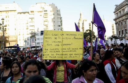 Una de las manifestantes lleva un cartel que dice: "¿Vos crees que mostrando ese cartel de 'Ni una menos' y movilizando te creemos? ¡¡Sos una caradura!! Por suerte cada día somos más las mujeres organizadas. Basta de programas que muestren a la mujer como un objeto".