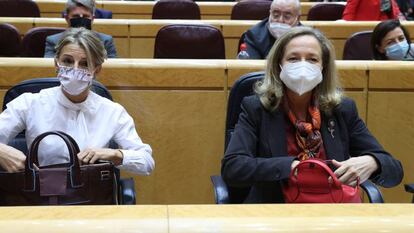 Las vicepresidentas Yolanda Díaz y Nadia Calviño durante la sesión de control al Gobierno, este martes.
 