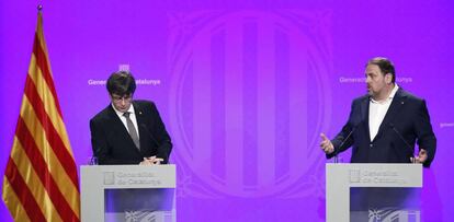 El presidente de la Generalitat, Carles Puigdemont, junto al vicepresidente Oriol Junqueras. 