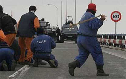 Trabajadores de Izar se enfrentan a la policía en el puente José León de Carranza.
/ JAVIER SÁNCHEZ
