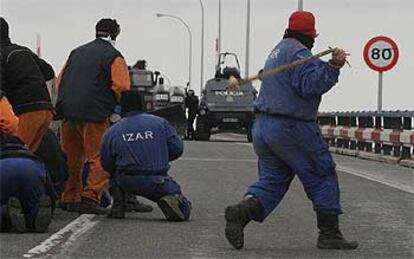 Trabajadores de Izar se enfrentan a la policía en el puente José León de Carranza. 

/ JAVIER SÁNCHEZ