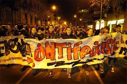 Manifestación de repulsa contra la muerte de Roger Albert durante las fiestas de Gràcia.