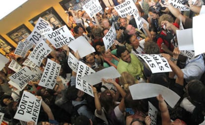 Varias personas protestan hoy en Durban durante la celebración de la cumbre del clima