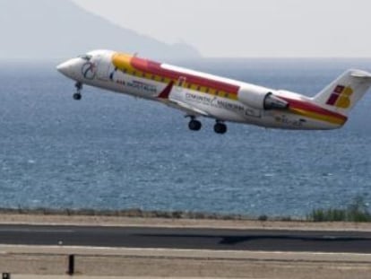 Un avi&oacute;n de Air Nostrum despega en Almer&iacute;a. 