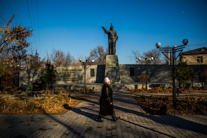 Una mujer camina por una calle en Shymkent, este martes. 