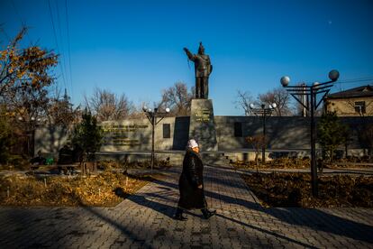 Una mujer camina por una calle en Shymkent, este martes.