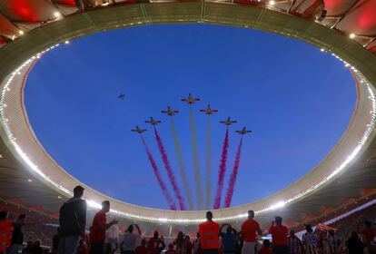 La Patrulla Águila sobrevuela el Wanda Metropolitano el 16 de septiembre de 2017, día de su inauguración. 