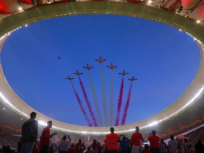 La Patrulla Águila sobrevuela el Wanda Metropolitano el 16 de septiembre de 2017, día de su inauguración. 