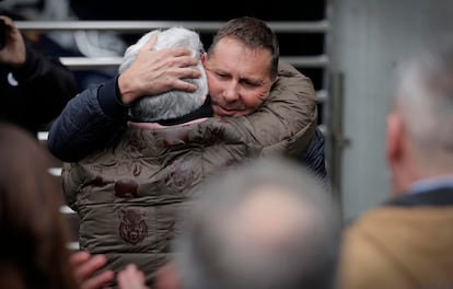 El secretario general del sindicato STL, Miguel Ángel Sánchez Fuentes, se abraza a un compañero el pasado febrero cuando salió en libertad con cargos.