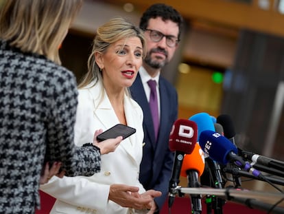 La vicepresidenta segunda en funciones, Yolanda Díaz, junto al secretario de Estado de Empleo, Joaquín Pérez Rey, este miércoles en Bruselas.